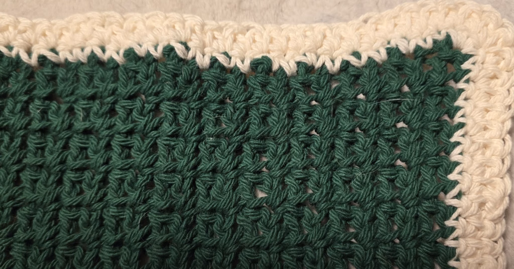Christmas crochet kitchen set - moss stitch dishcloth with ivory herringbone border